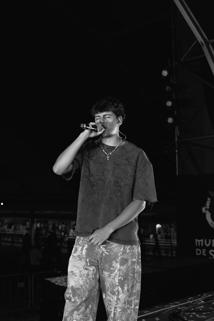 CIMAOO a cantar ao microfone